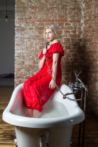 Menina Vestido Noite Vermelho Sentado Banheiro — Fotografia de Stock