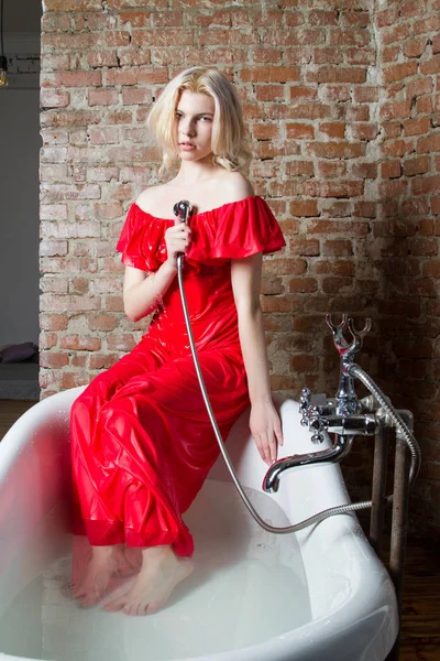 Jong Meisje Een Rode Avond Jurk Zittend Badkamer — Stockfoto