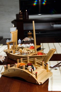 tablo deniz ürünleri servis edilir ve ahşap tekneler ile dekore