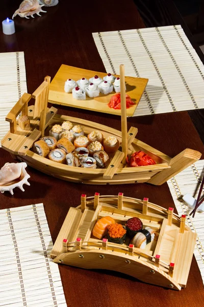 tablo deniz ürünleri servis edilir ve ahşap tekneler ile dekore