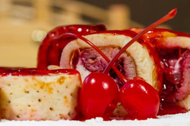 Vişne şurubu ile krep. Japon mutfağı gibi stilize