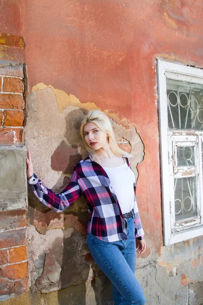 Блондинка Стоящая Стены Ветхого Дома — стоковое фото