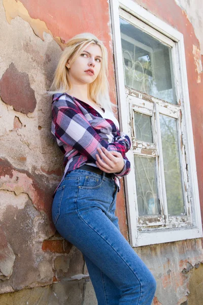 Blonde Standing Wall Dilapidated House — Stock Photo, Image