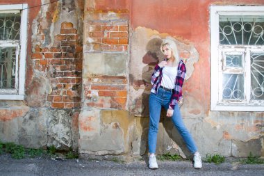 Kot pantolon ve ekose gömlek kız eski harap evde duruyor