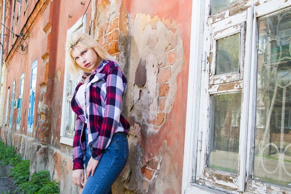 Girl Jeans Plaid Shirt Standing Old Dilapidated House — Stock Photo, Image