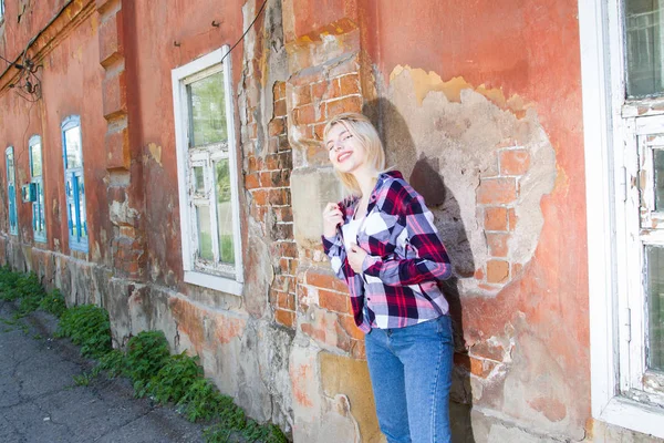 Chica Jeans Una Camisa Cuadros Está Pie Vieja Casa Ruinas —  Fotos de Stock