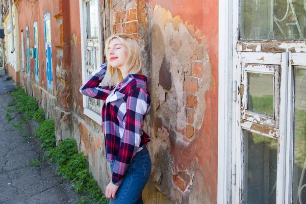 Fille Jeans Une Chemise Carreaux Est Debout Vieille Maison Délabrée — Photo