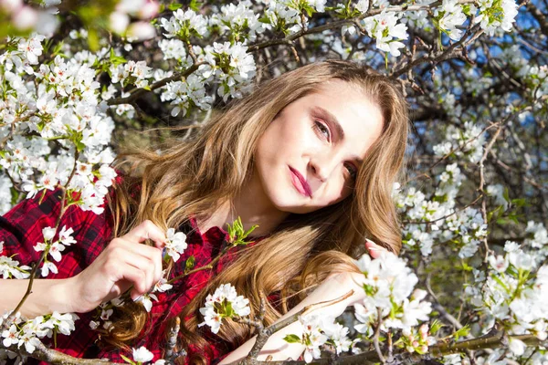 Chica Con Maquillaje Brillante Entre Las Ramas Florecientes Del Manzano — Foto de Stock