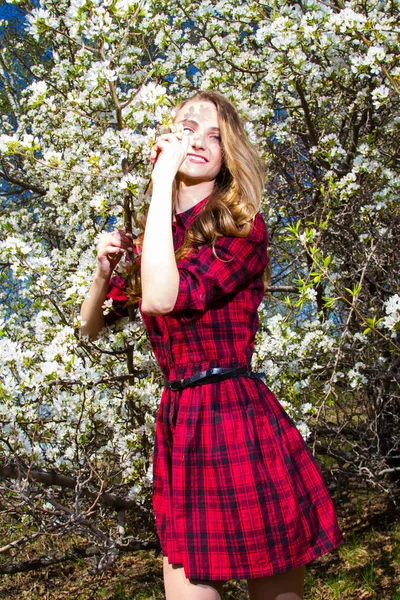 Chica Con Maquillaje Brillante Entre Las Ramas Florecientes Del Manzano — Foto de Stock