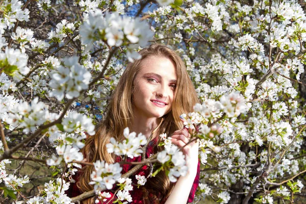 Девушка Ярким Макияжем Среди Цветущих Ветвей Яблони — стоковое фото
