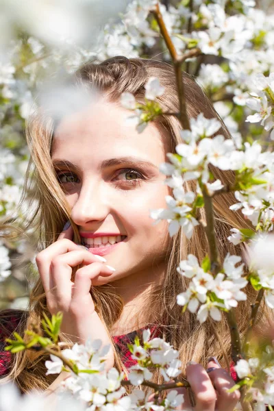 Fille Avec Maquillage Lumineux Parmi Les Branches Florissantes Pommier — Photo