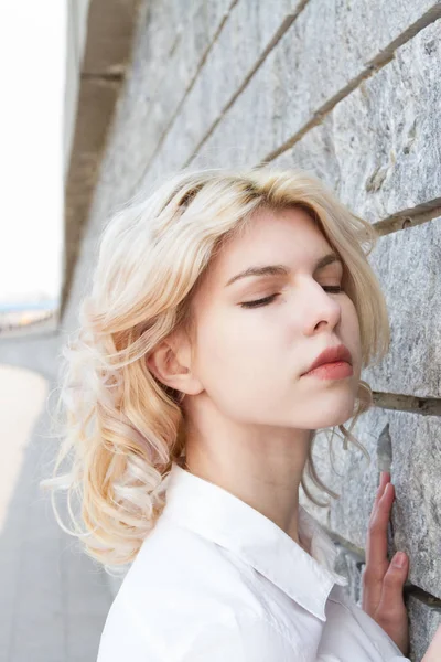 Jong Blondje Een Wit Shirt Bij Granieten Muur — Stockfoto