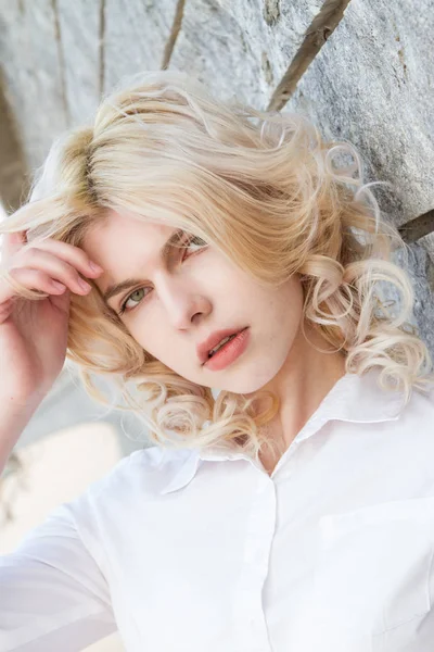 Молода Блондинка Білій Сорочці Біля Гранітної Стіни — стокове фото