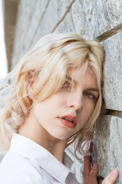 Young Blonde White Shirt Granite Wall — Stock Photo, Image