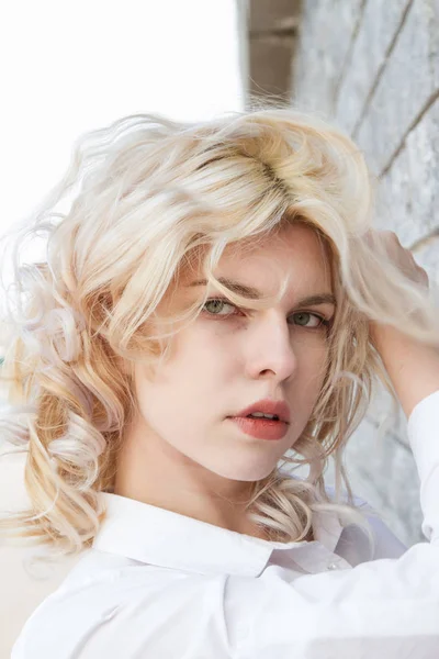 Молодая Блондинка Белой Рубашке Возле Гранитной Стены — стоковое фото