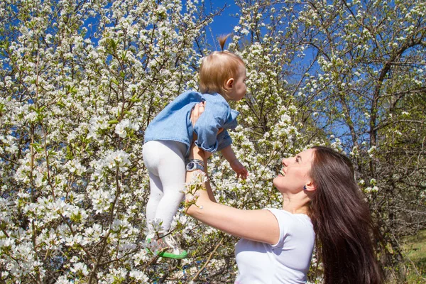 Щаслива Мати Маленькою Дитиною Фоні Квітучих Дерев Саду — стокове фото