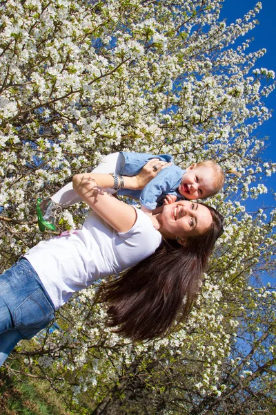 Happy Mother Small Child Background Flowering Trees Garden — Stock Photo, Image