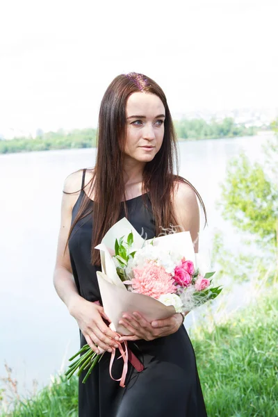 Girl Bouquet Flowers Stands River Bank — Stock Photo, Image