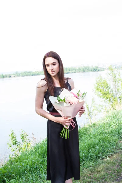 Chica Con Ramo Flores Encuentra Orilla Del Río — Foto de Stock