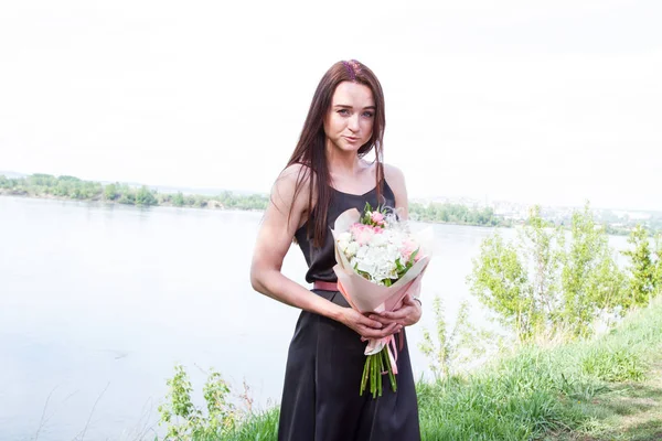 Mädchen Mit Blumenstrauß Steht Ufer Des Flusses — Stockfoto