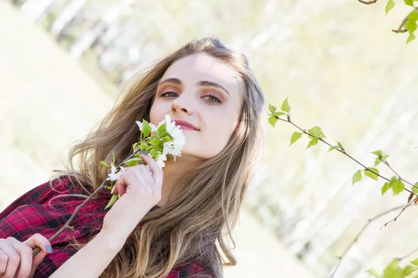 Young Girl Walks Spring Park — Stock Photo, Image