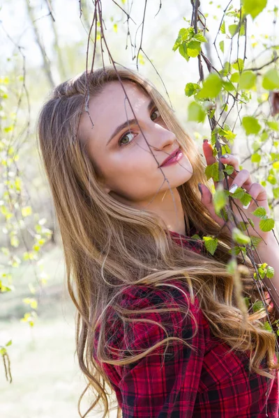 Menina Caminha Parque Primavera — Fotografia de Stock