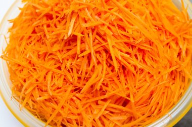 Plastik bir havzadaki ince doğranmış havuç