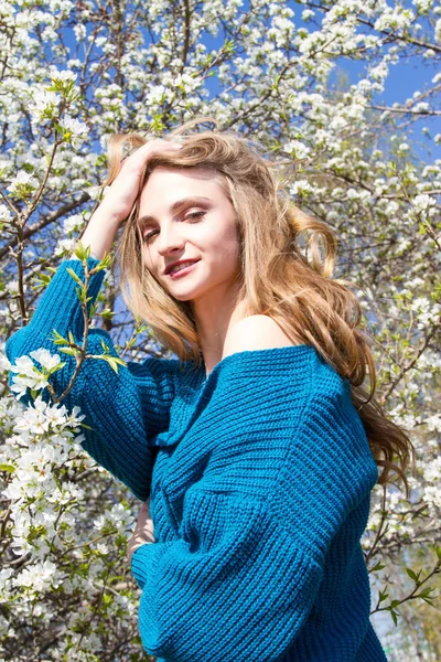 Girl Bright Makeup Posing Backdrop Blooming Apple Tree — Stock Photo, Image