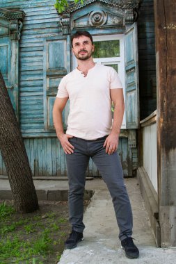 eski ahşap bir evin arka planda orta yaşlı adam