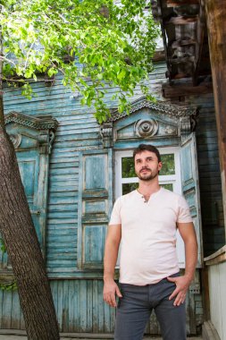 eski ahşap bir evin arka planda orta yaşlı adam