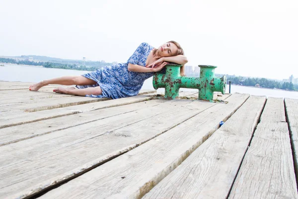 Dziewczyna Leży Starej Boardwalk — Zdjęcie stockowe