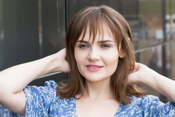 Portrait Une Fille Avec Des Taches Rousseur Sur Fond Noir — Photo