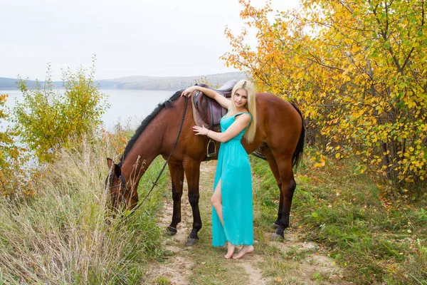 Flicka Lång Aftonklänning Stående Häst — Stockfoto