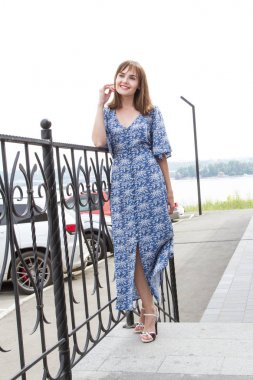 uzun bir gece elbisesi kız dövme metal çit tarafından duruyor