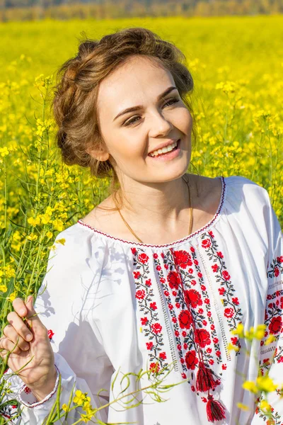 Девушка Вышитой Рубашке Поле Среди Цветов — стоковое фото