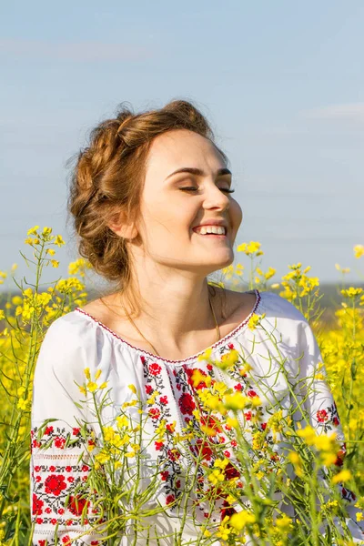 Girl Embroidered Shirt Field Flowers — Stock Photo, Image