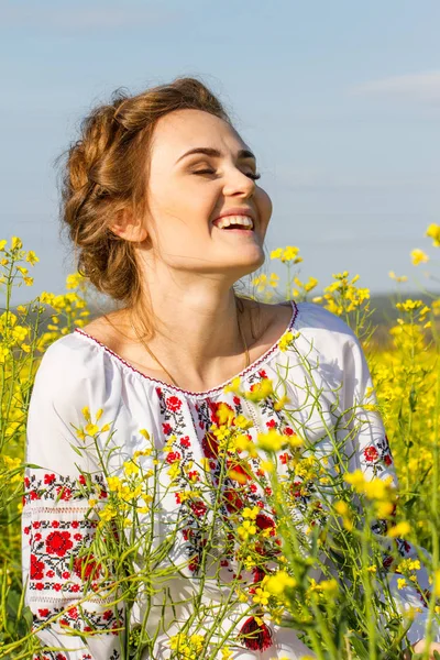 Girl Embroidered Shirt Field Flowers — Stock Photo, Image