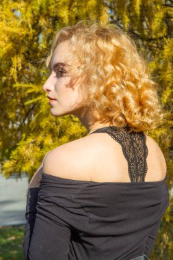 Sarışın arka planda sarı larch şube