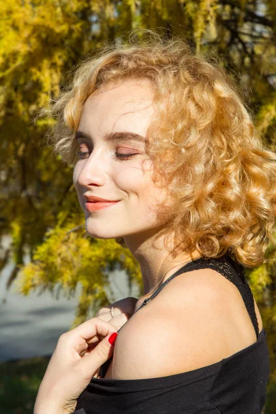 Блондинка Фоні Жовтих Гілок Модрини — стокове фото