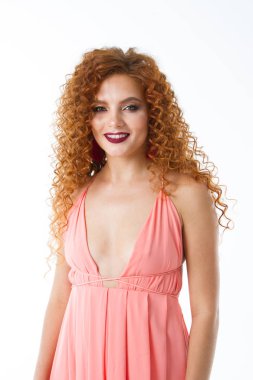 kırmızı kıvırcık saçlı duygusal genç kız. Beyaz arka planda yalıtılmış