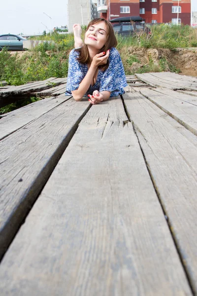 Girl Lies Old Boardwalk — Stock Photo, Image