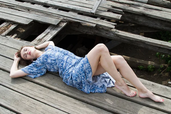 Girl Lies Old Boardwalk — Stock Photo, Image