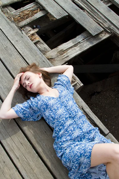 Ragazza Trova Sul Vecchio Lungomare — Foto Stock