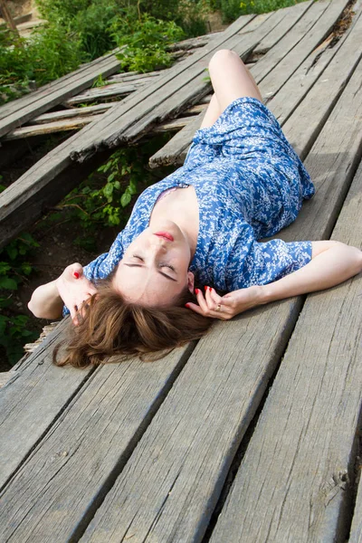 Girl Lies Old Boardwalk — Stock Photo, Image