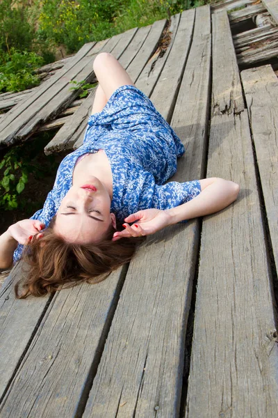 Girl Lies Old Boardwalk — Stock Photo, Image