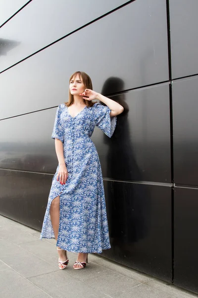 Mädchen Langem Kleid Steht Vor Dunkler Wand — Stockfoto