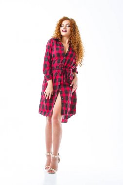 Ekose elbise parlak makyaj ile duygusal kızıl saçlı kız. Beyaz arka plan üzerine stüdyo portresi