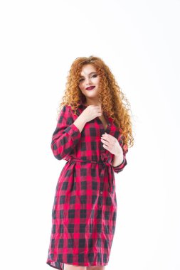 Ekose elbise parlak makyaj ile duygusal kızıl saçlı kız. Beyaz arka plan üzerine stüdyo portresi