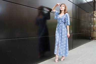 yüzünde çiller ile kız karanlık duvara karşı duruyor