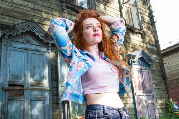 Red Haired Young Girl Old Wooden House — Stock Photo, Image